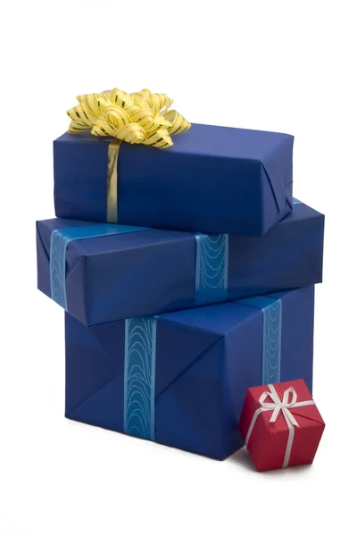 Bazı hediye kutuları üzerinde beyaz bir fotoğraf — Stok fotoğraf