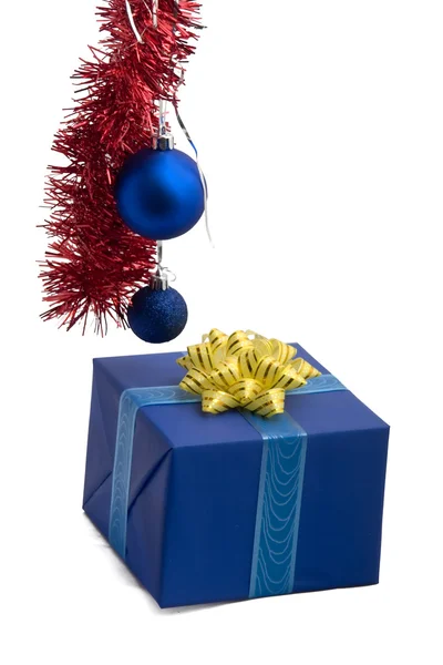 Uma foto de bolas de Natal & caixa de presente — Fotografia de Stock
