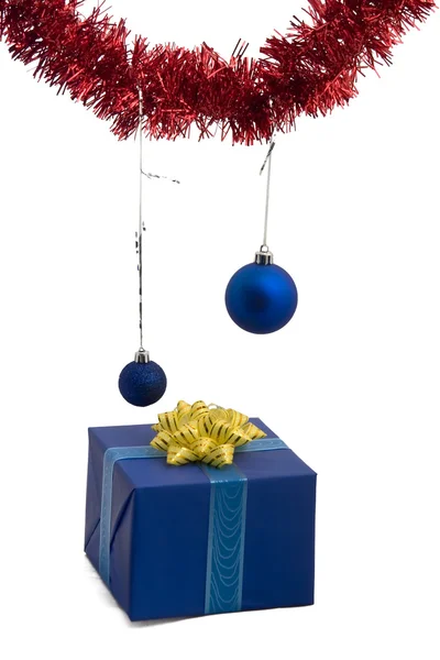 Фото різдвяних кульок та подарункової коробки — стокове фото