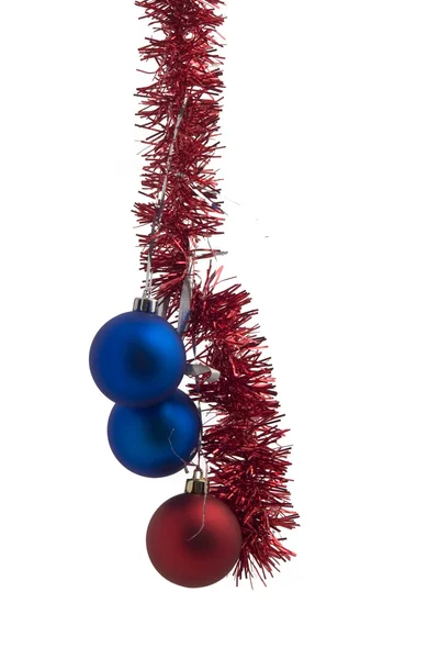 Фото різдвяної прикраси червоний і синій м'яч — стокове фото