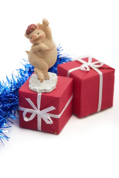 Gift boxes with pig statue — Stock fotografie