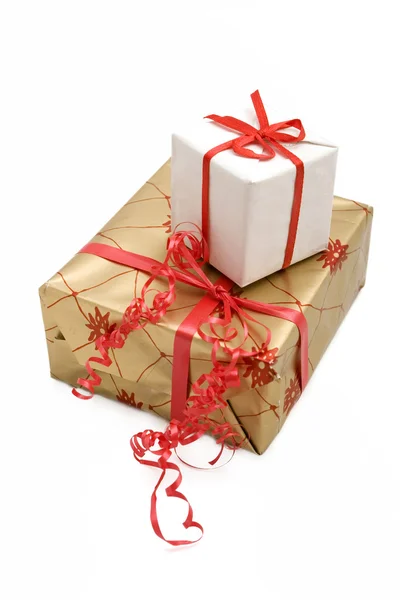 Una foto de dos cajas de regalo sobre blanco — Foto de Stock