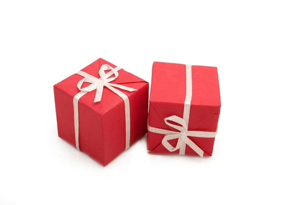 Una foto di due scatole regalo su bianco — Foto Stock