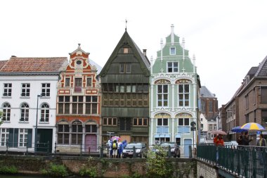 nehir kıyısında mechelen şehir içinde üç renkli evler