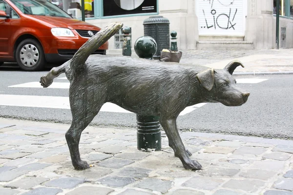 stock image Sculpture of a pissing dog