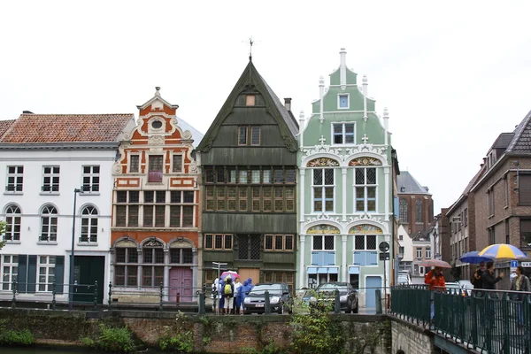 Três casas coloridas na margem do rio na cidade de Mechelen — Fotografia de Stock
