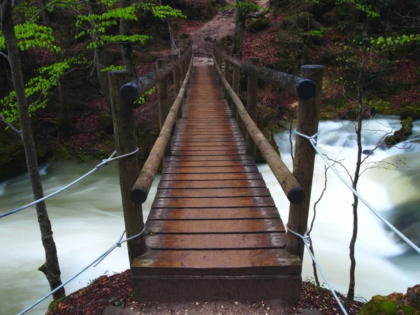 Brücke über unruhiges Wasser lizenzfreie Stockfotos