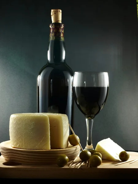 Víno, sýr a olivy — Stock fotografie