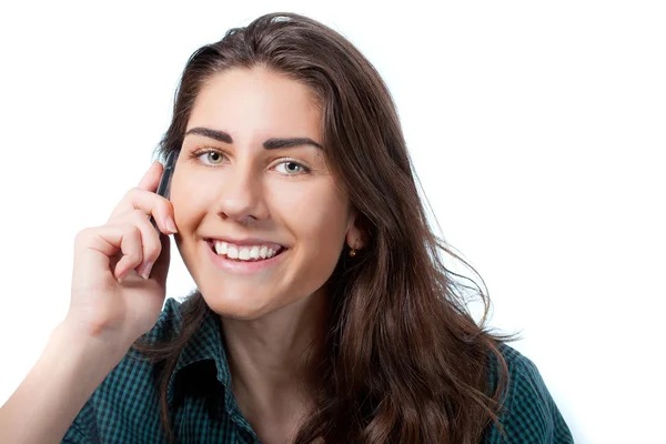 ผู้หญิงพูดคุยทางโทรศัพท์ด้วยรอยยิ้มที่มีความสุข — ภาพถ่ายสต็อก