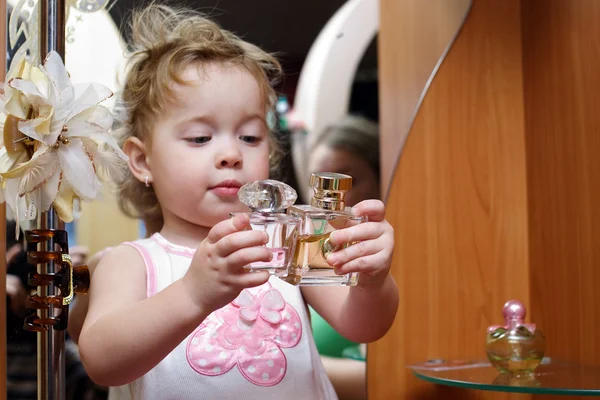 Criança com frascos de perfume — Fotografia de Stock