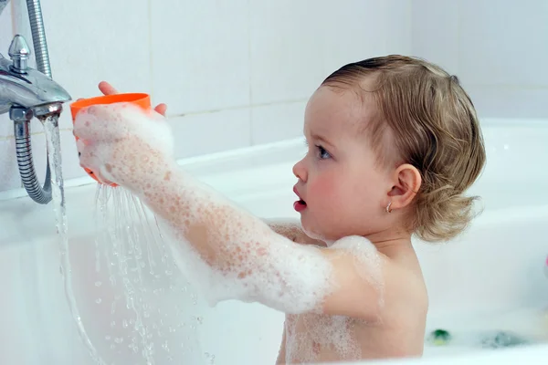 Criança está brincando com água — Fotografia de Stock
