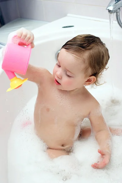 Child is playing with water — Stock Photo, Image
