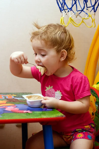 Çocuk yemek yiyor. — Stok fotoğraf