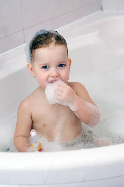 Child is tasting the foam — Stock Photo, Image