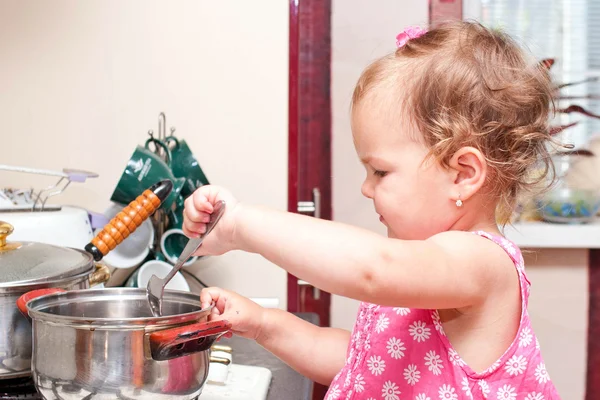 Adorable bebé cocinando —  Fotos de Stock