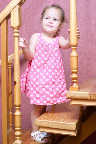 Девушка в розовом платье на лестнице — стоковое фото