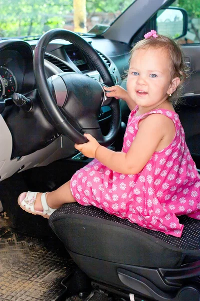 Baby rijdt in een auto — Stockfoto