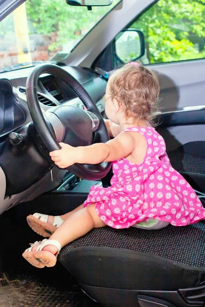 Baby rijdt in een auto — Stockfoto