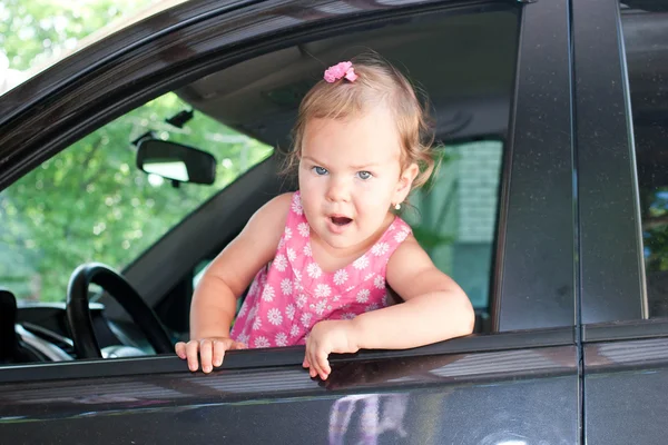 Ребенок за рулем автомобиля — стоковое фото