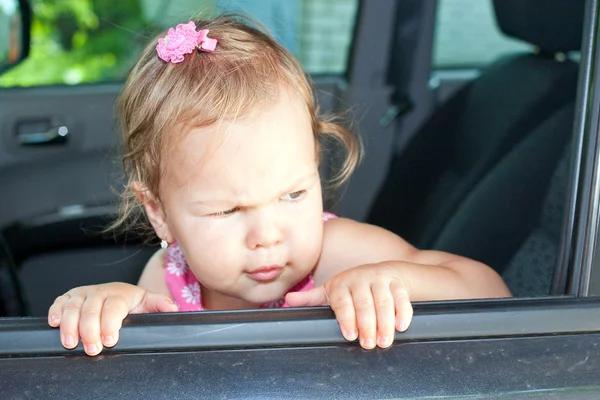 Ребенок за рулем автомобиля — стоковое фото