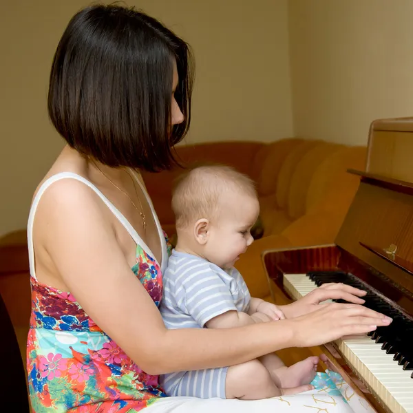 Детка играет на пианино — стоковое фото