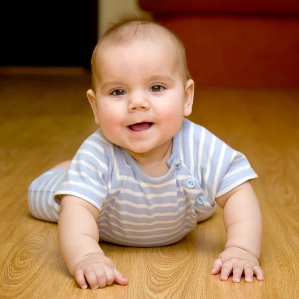 Dziecko nosi pasiasty siedzący — Zdjęcie stockowe