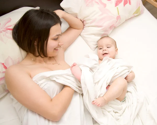 Madre y su bebé en la cama — Foto de Stock
