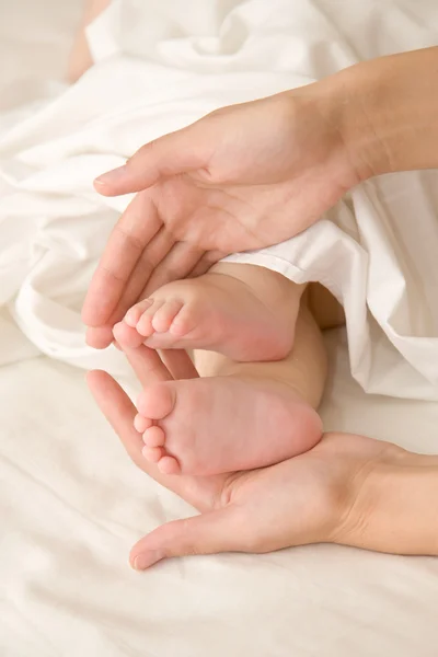 Pés de bebê nas mãos da mãe — Fotografia de Stock