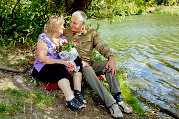 Paar kijken naar de rivier de — Stockfoto
