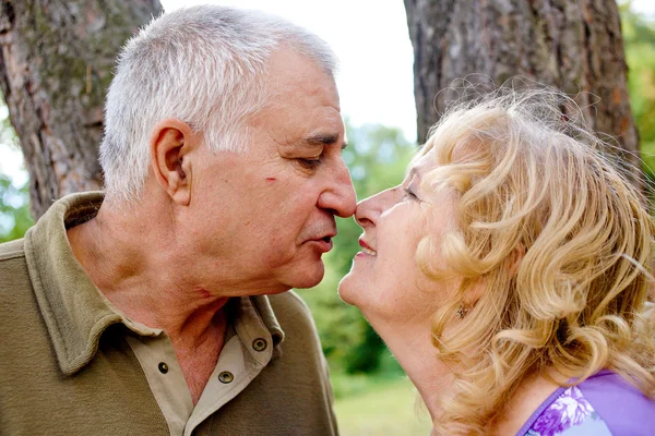 Seniorenpaar küsst sich — Stockfoto