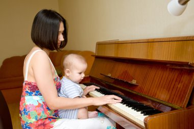 Baby to play the piano clipart