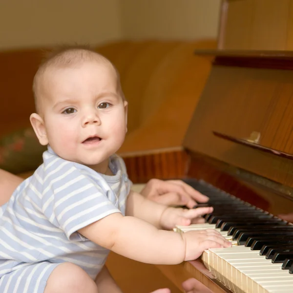 Baby om de piano te spelen — Stockfoto