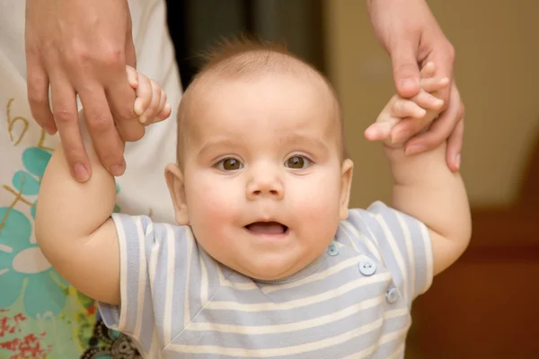 Baby learning to stand — Stock Photo, Image