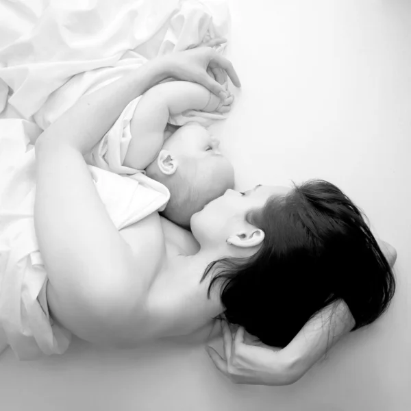 Young mother and her baby sleeping i — Stock Photo, Image