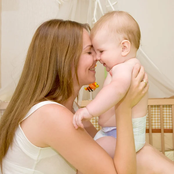 사랑 스런 아기와 그의 어머니의 초상화. — 스톡 사진