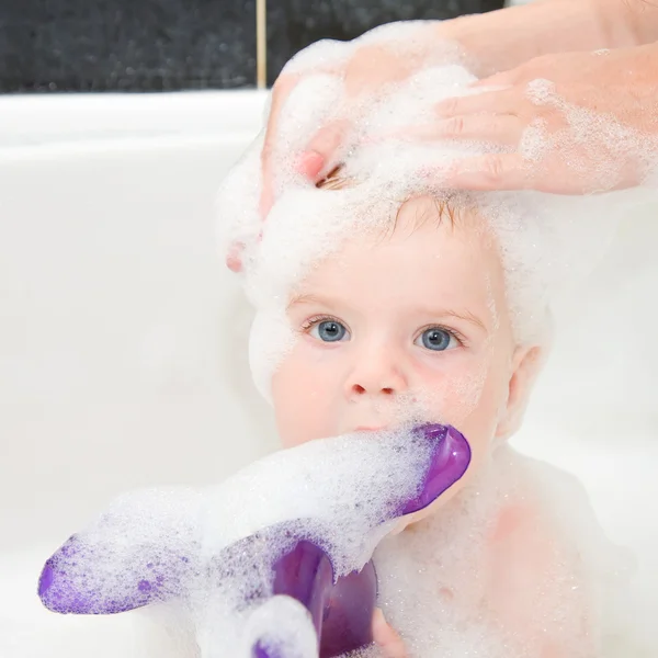 Mother washing baby hair. — Stock Photo, Image