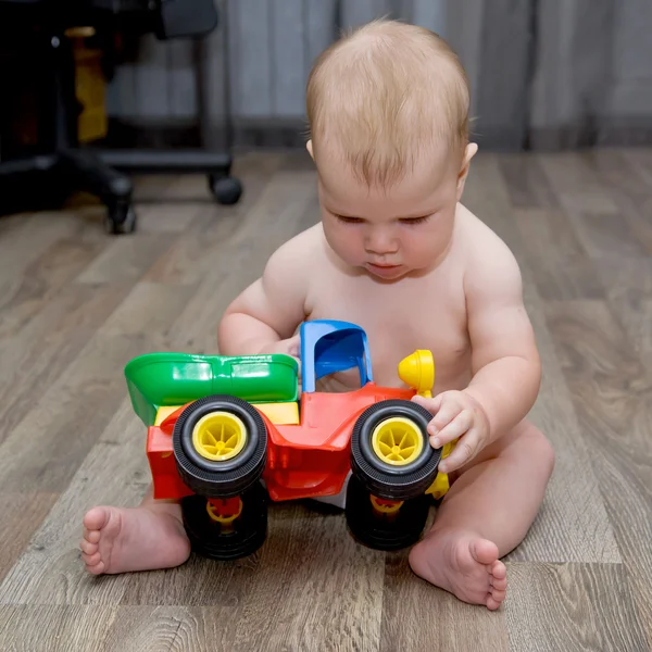 Bebê brincando com um carro de brinquedo — Fotografia de Stock