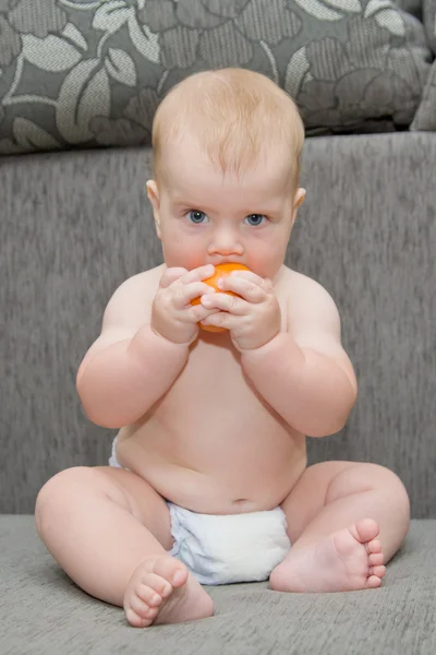 Bebê comer laranja — Fotografia de Stock