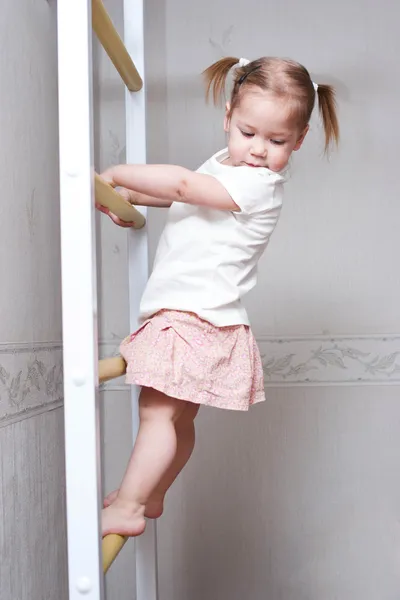 階段を登る女の子 — ストック写真