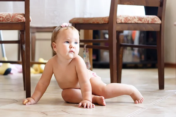 Bebê sentado no chão — Fotografia de Stock