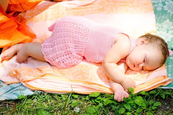 Niedliches kleines Mädchen schläft — Stockfoto