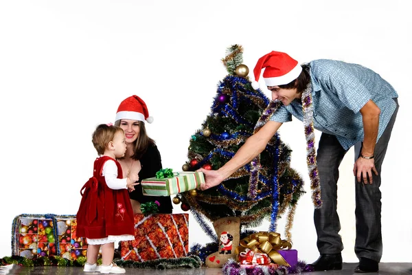 Vater schenkt kleiner Tochter ein Weihnachtsgeschenk — Stockfoto