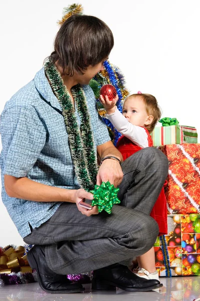 Padre dando a su pequeña hija un regalo de Navidad — Foto de Stock