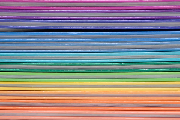 Kleurrijke regenboog echte boeken als achtergrond — Stockfoto