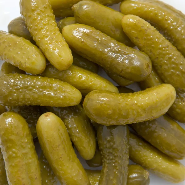 En hög med pickles på vit bakgrund — Stockfoto