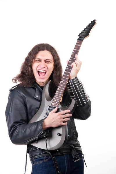 El hombre de pelo largo está tocando la guitarra eléctrica —  Fotos de Stock