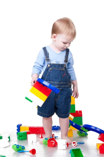 Small child building tower from cubes — Stock Photo, Image