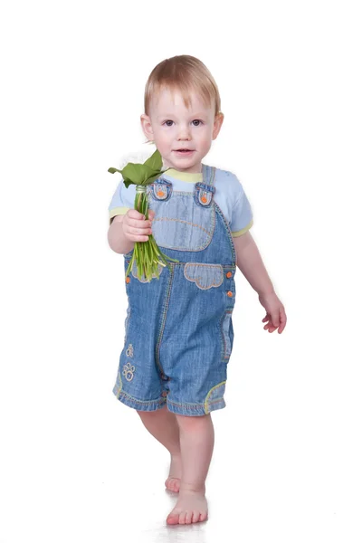 Pequeño niño está dando flores —  Fotos de Stock