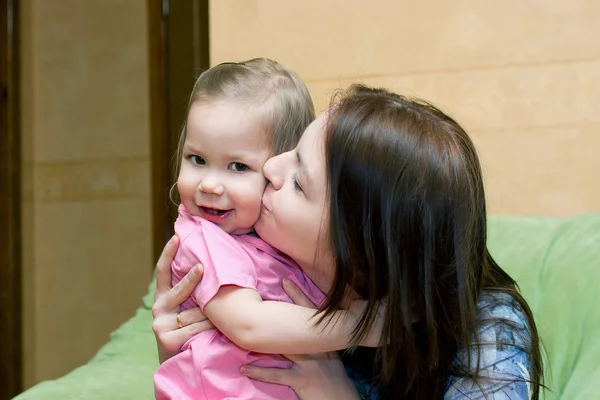 Glad mamma kyssar liten dotter — Stockfoto