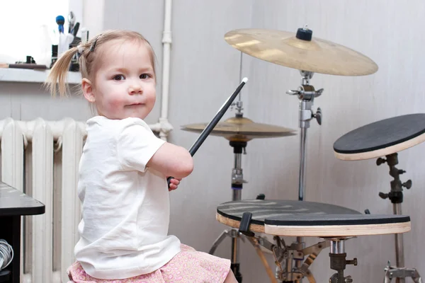 Kind trommelt am Schlagzeug — Stockfoto